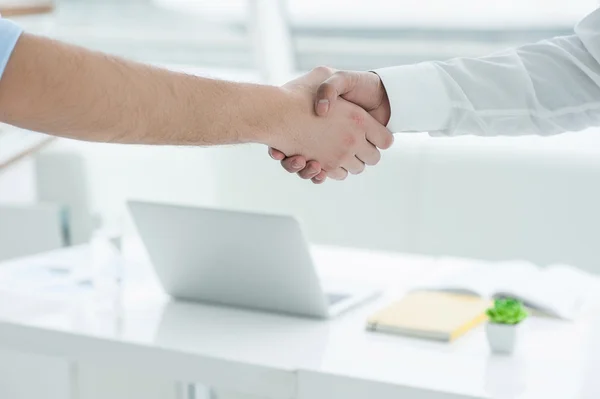 Dos hombres casuales dándose la mano —  Fotos de Stock