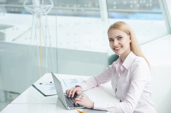 Junge Geschäftsfrau sitzt im Büro — Stockfoto