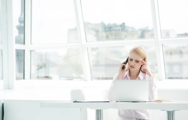 Молодая деловая женщина, сидящая в офисе — стоковое фото
