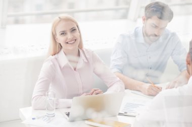 Genç arkadaşları sahip modern ofisinde oturum beyin fırtınası