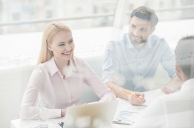 Genç arkadaşları sahip modern ofisinde oturum beyin fırtınası