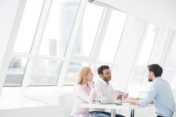 Jonge collega's hebben brainstormsessie in moderne kantoren — Stockfoto