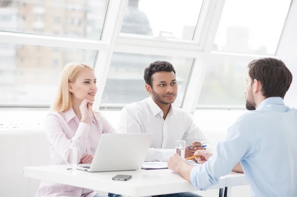 Jonge collega's hebben brainstormsessie in moderne kantoren — Stockfoto