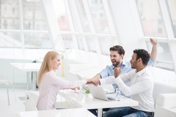 Unga medarbetare att ha brainstorming session i moderna kontor — Stockfoto