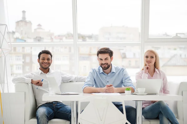 Groep van uiteenlopende ontwerpers in hun moderne kantoor — Stockfoto