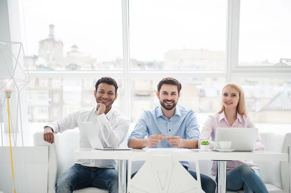 Grupo de diversos diseñadores en su oficina moderna —  Fotos de Stock