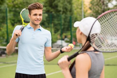 Profesyonel iki sporcular tenis oynamaya hazır mısınız