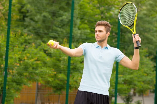 テニスをして自信を持ってオスの運動選手 — ストック写真