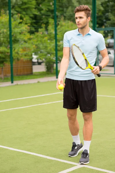 陽気な男性のテニス選手の試合の準備 — ストック写真