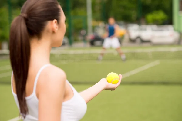 Skicklig tennisspelare tävlar tillsammans — Stockfoto