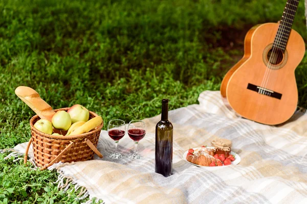 Hübsches Picknick auf Gras für Verliebte — Stockfoto