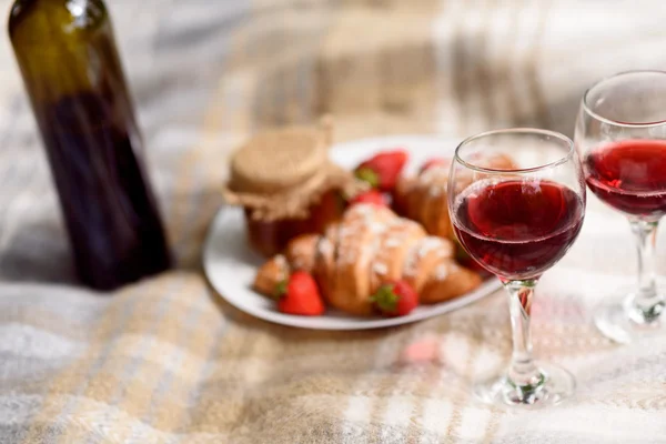 Wineglasses with pasty and strawberry for romance — 图库照片