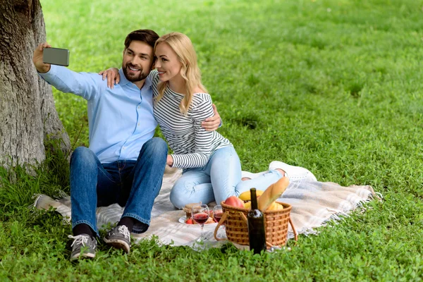 Alegre pareja amorosa divertirse en el picnic — Foto de Stock