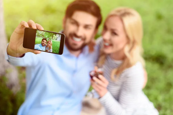 Despreocupado joven hombre y mujer en la naturaleza — Foto de Stock