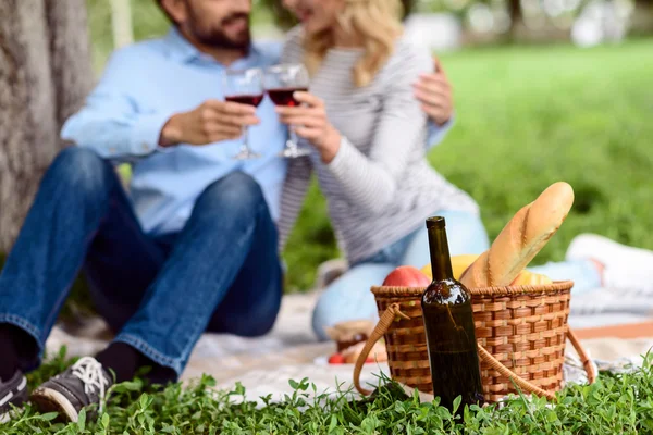 Gli amanti rilassati godersi la natura e bere — Foto Stock