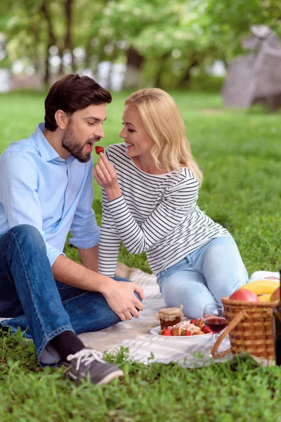 Loving couple dating in park — Stock Photo, Image