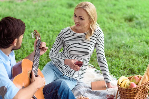 Pihentető gondtalan szerelmesek a parkban — Stock Fotó