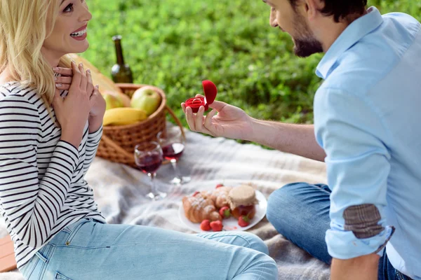 Happy guy is proposing marriage to girlfriend — Stock Photo, Image