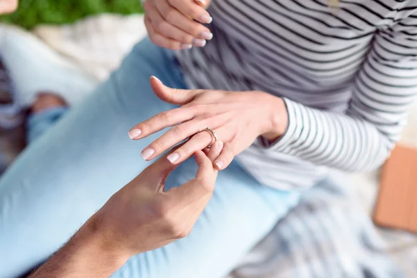 Man vraagt vrouw om hem te trouwen — Stockfoto