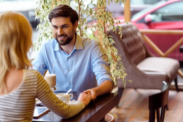 Homem e mulher alegres relaxando no café — Fotografia de Stock