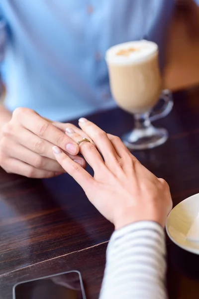 Pareja cariñosa participando en restaurante — Foto de Stock