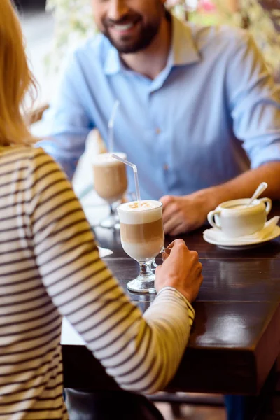 Alegre chico y chica descansando en la cafetería — Foto de Stock