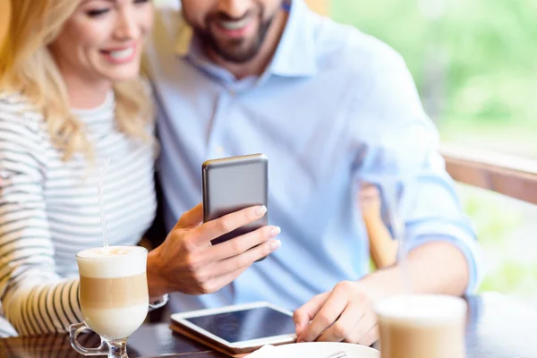 Casal amoroso despreocupado namoro na cafetaria — Fotografia de Stock