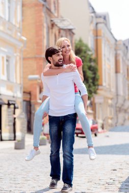 Şehirde yürüyüş keyfini neşeli seven çift