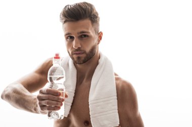 Antrenman sonrası dinlenen sportif adam