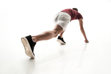 Genç adam çalıştırmak hazırdır