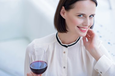 Restoranda dinlenen neşeli bayan