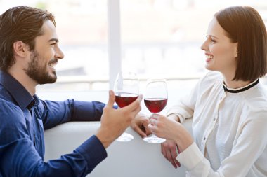 Sevgi dolu çift dinlenme ve gülümseyen sahip