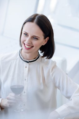 Zarif içecek ile rahatlatıcı güzel bayan