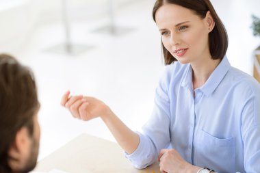 Projeyi tartışan motive iş ortakları