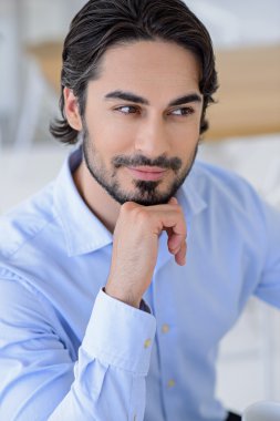 Sly adam iş hakkında düşünme