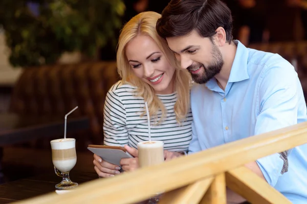 Alegre pareja amorosa descansando en cafetería — Foto de Stock