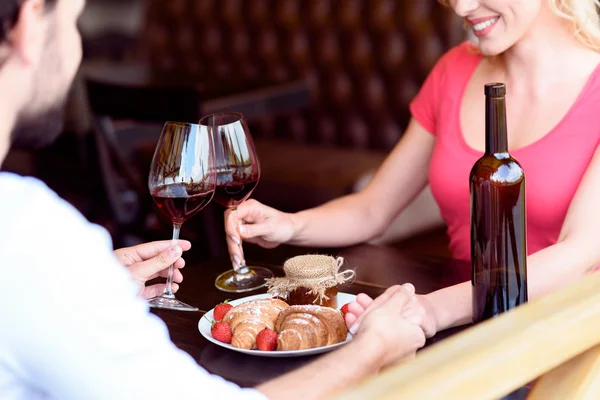 Glückliches Liebespaar feiert im Restaurant — Stockfoto