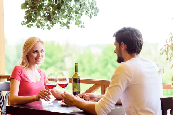 Casal amoroso alegre ter data no restaurante — Fotografia de Stock