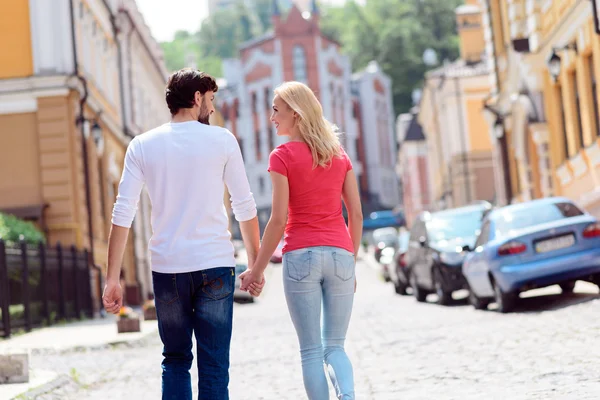 Веселая любящая пара, гуляющая по городу — стоковое фото