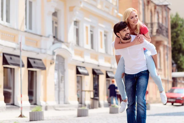 Amantes alegres divirtiéndose en la calle — Foto de Stock