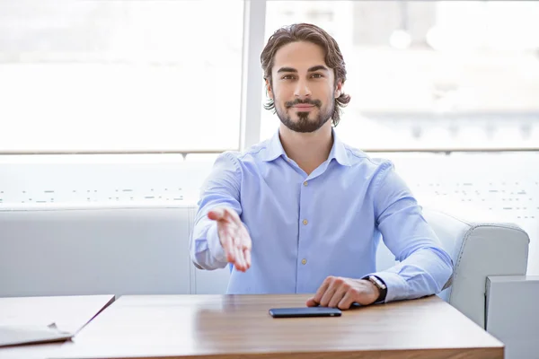 Hombre confiado proponiendo sentarse —  Fotos de Stock