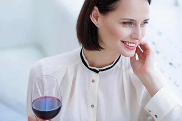 Ευτυχισμένη επιχειρηματίας απολαμβάνοντας το κόκκινο κρασί — Φωτογραφία Αρχείου