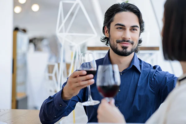 Jolis amoureux appréciant les boissons dans le café — Photo