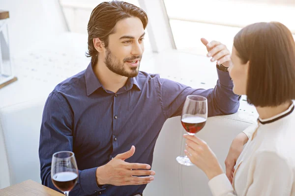 Amantes alegres disfrutando de cita romántica — Foto de Stock