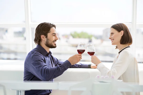 Lycklig man och kvinna firar evenemanget — Stockfoto
