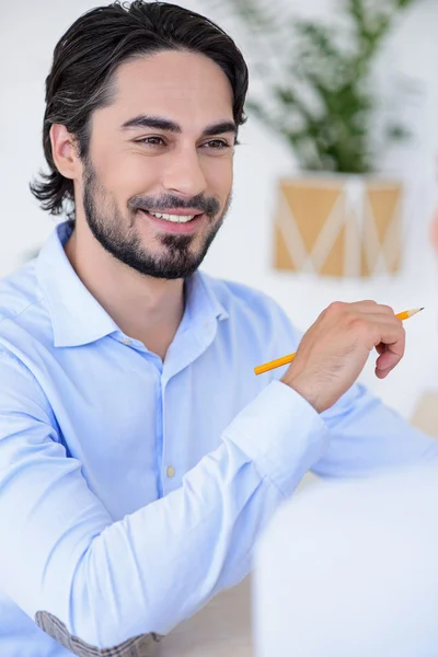 Joyful man behandlar affärspartner — Stockfoto