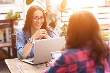 İki genç arkadaşlar gün birlikte zevk