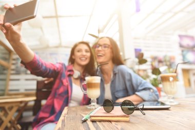 Selfie alarak iki genç arkadaşlar