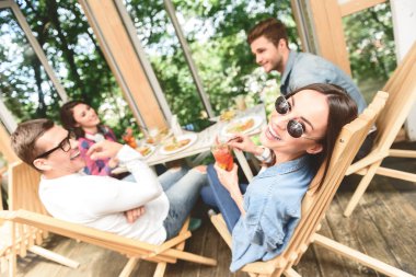 Kafede öğle yemeği olan mutlu arkadaşlar