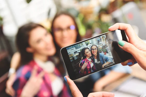 Deux jeunes amis prenant selfie — Photo